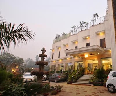 https://imgcld.yatra.com/ytimages/image/upload/t_hotel_yatra_city_desktop/v1449645827/Domestic Hotels/Hotels_Agra/Hotel Taj Resorts/ENTRANCE-1.jpg